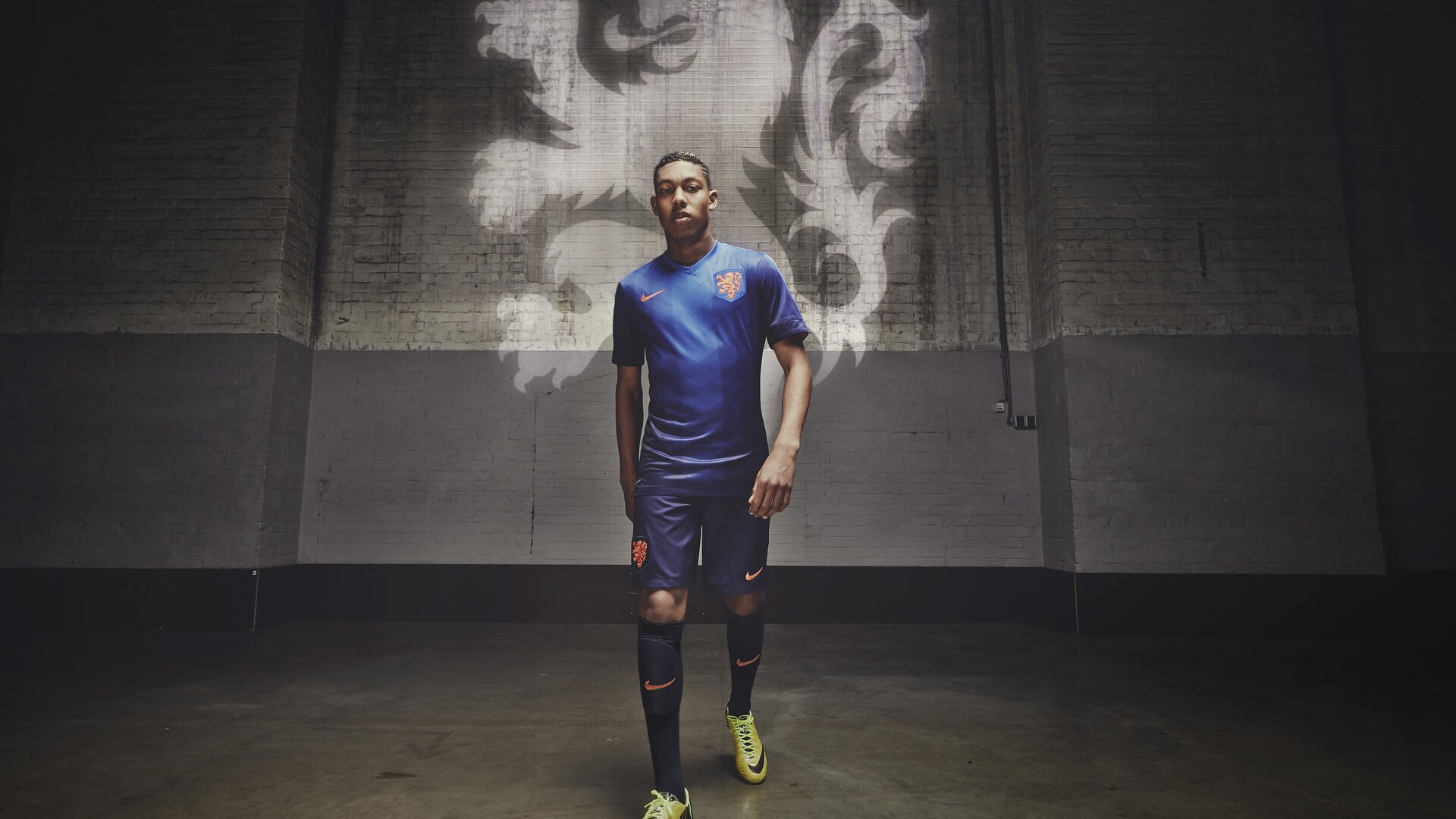 开云官方网页登录-球迷组织自发策划庆典营造主场良好氛围，球迷活动策划